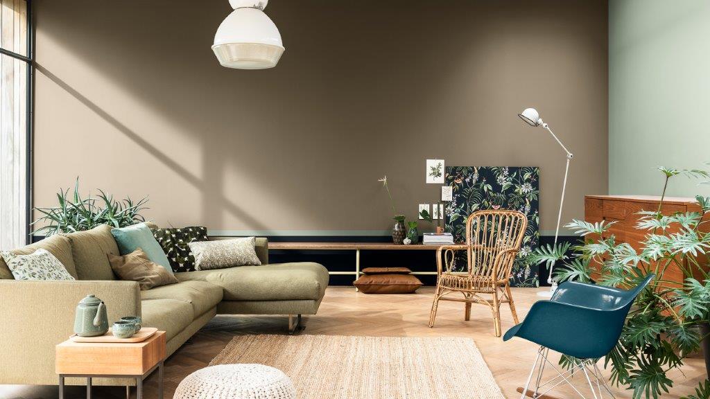 客廳以啡色和綠色塗刷牆身,配搭綠色沙發和植物印花 Dulux_CF21_Colour_of_the_year_Earth_colors_global_2