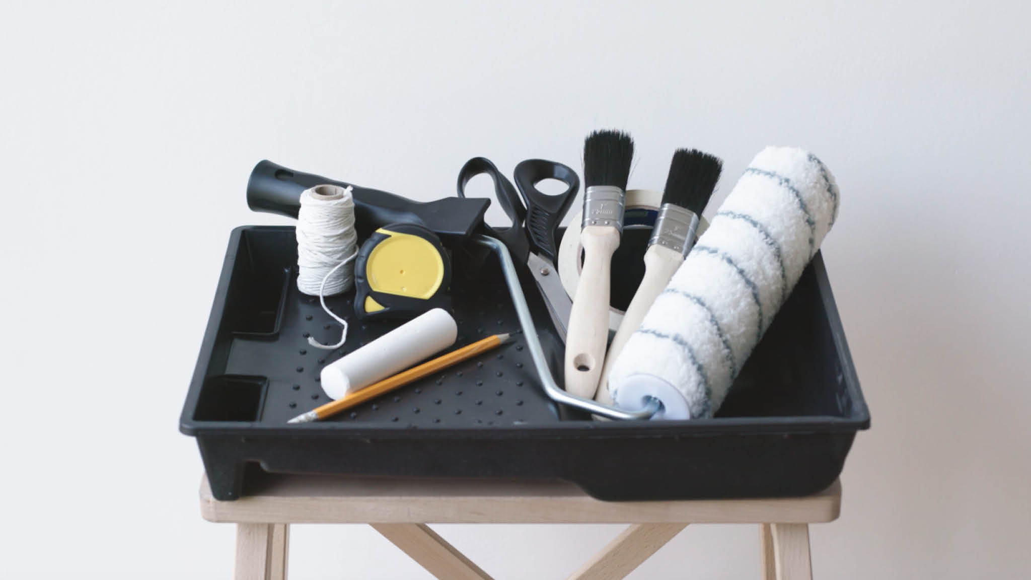 Equipment needed to paint a two-tone wall 髹刷雙色牆身所需的全套用具