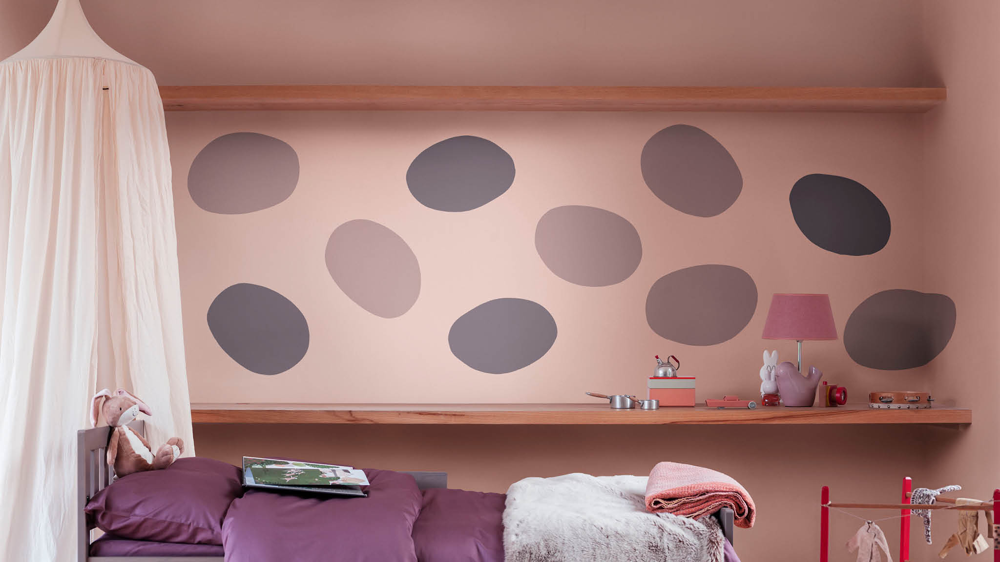 Child’s bedroom with Heart Wood dots 以「Heart Wood」色彩圖案為兒童睡房營造夢幻氛圍