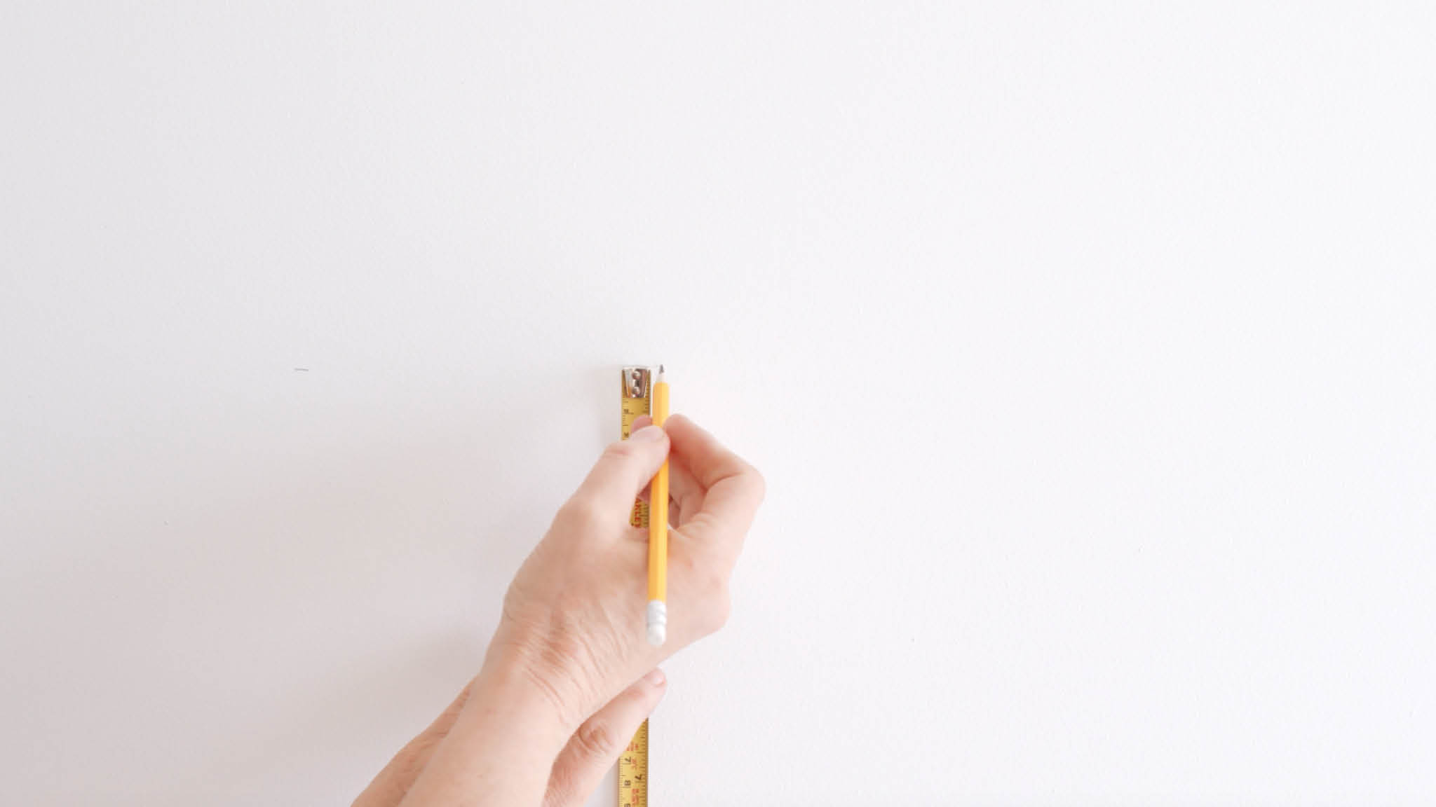 Measuring up a line to create a blurred line effect 標記兩條虛線,開始打造朦朧線條