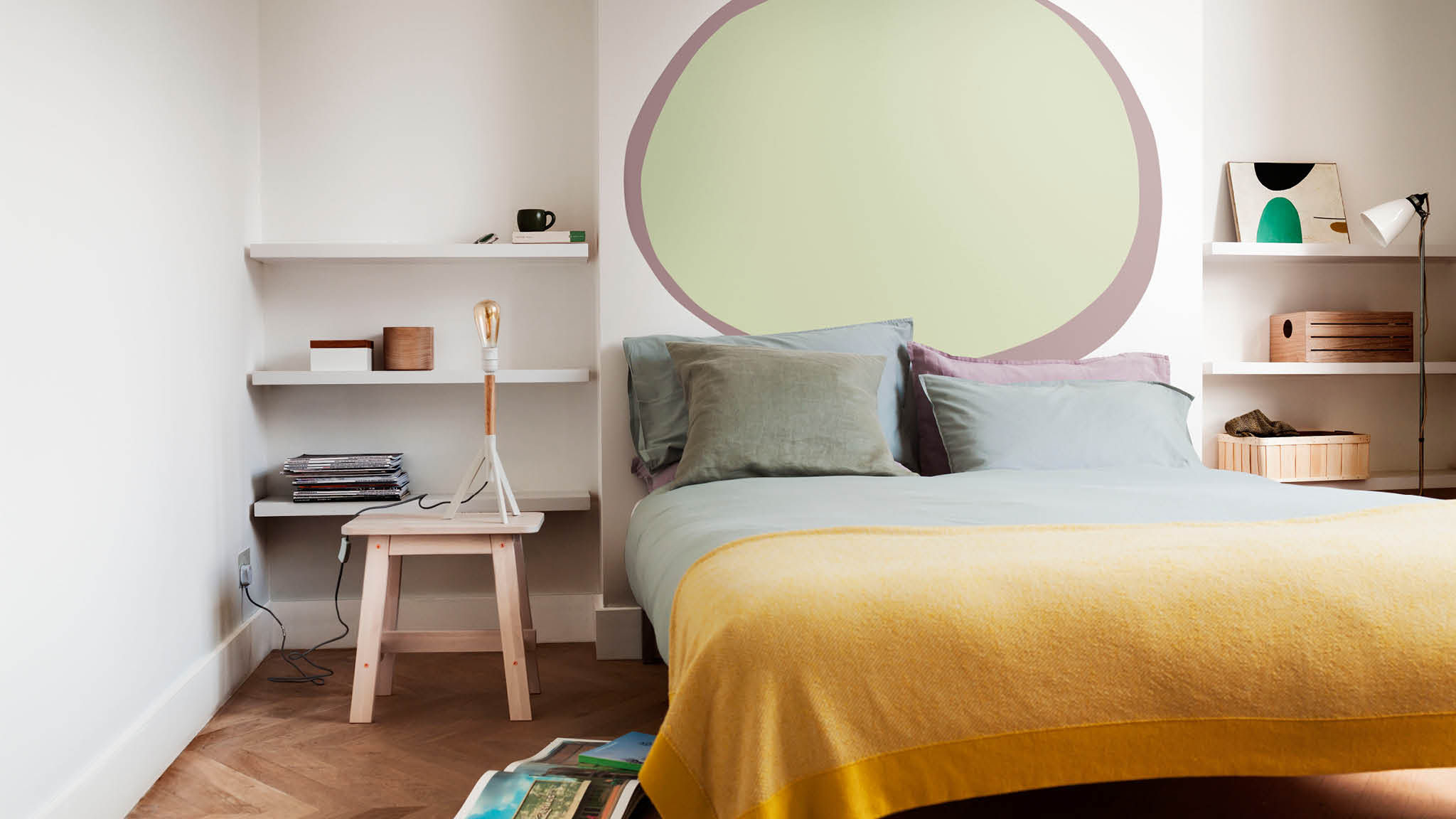 Bedroom with a painted oval on the wall 睡房牆身髹畫橢圓圖案