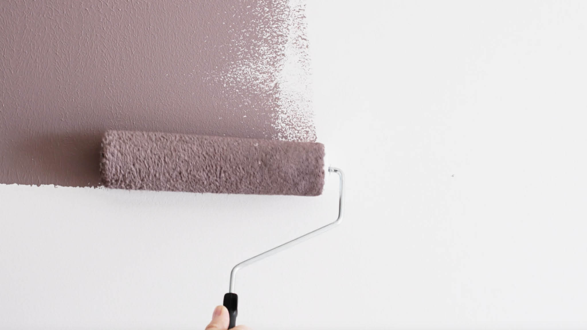 Paint your lighter colour first 先為牆身髹上淺色油漆