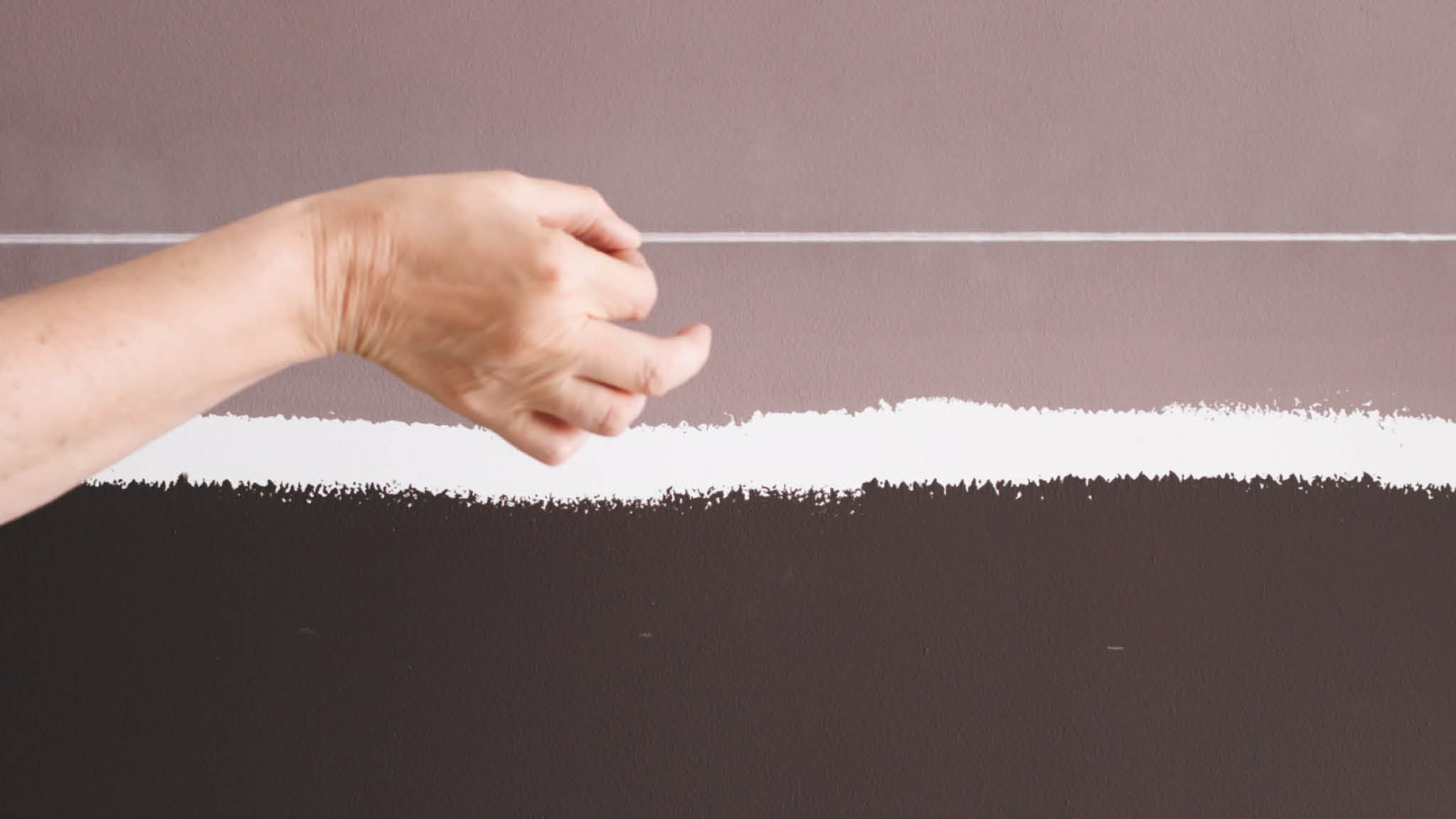 Remarking parallel lines with chalk and string 利用粉筆、線段和膠帶,重新標記兩條平行線