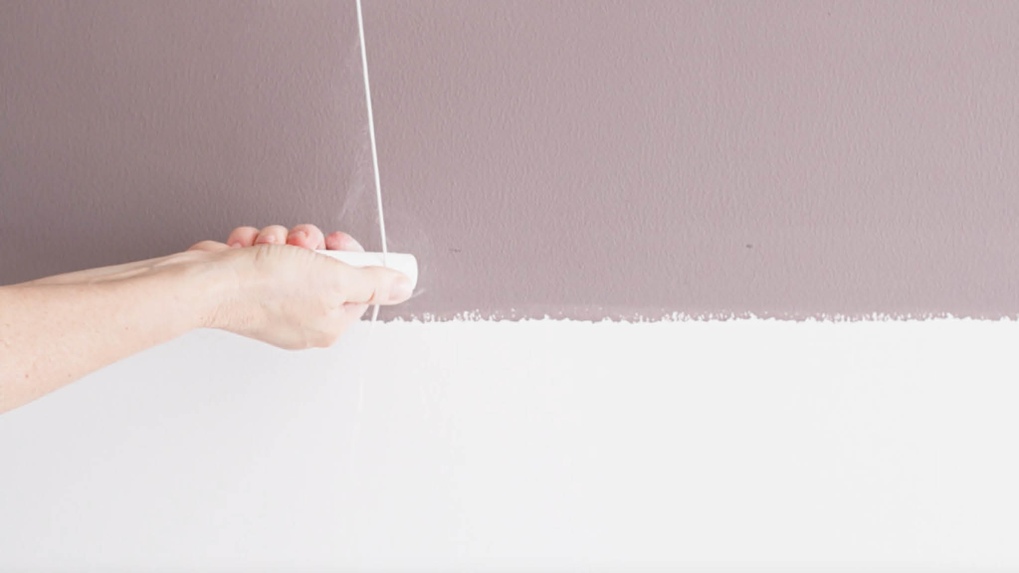 Remarking your wall split with chalk and string 利用粉筆和線段,重新標記牆身兩種色彩相交的界線