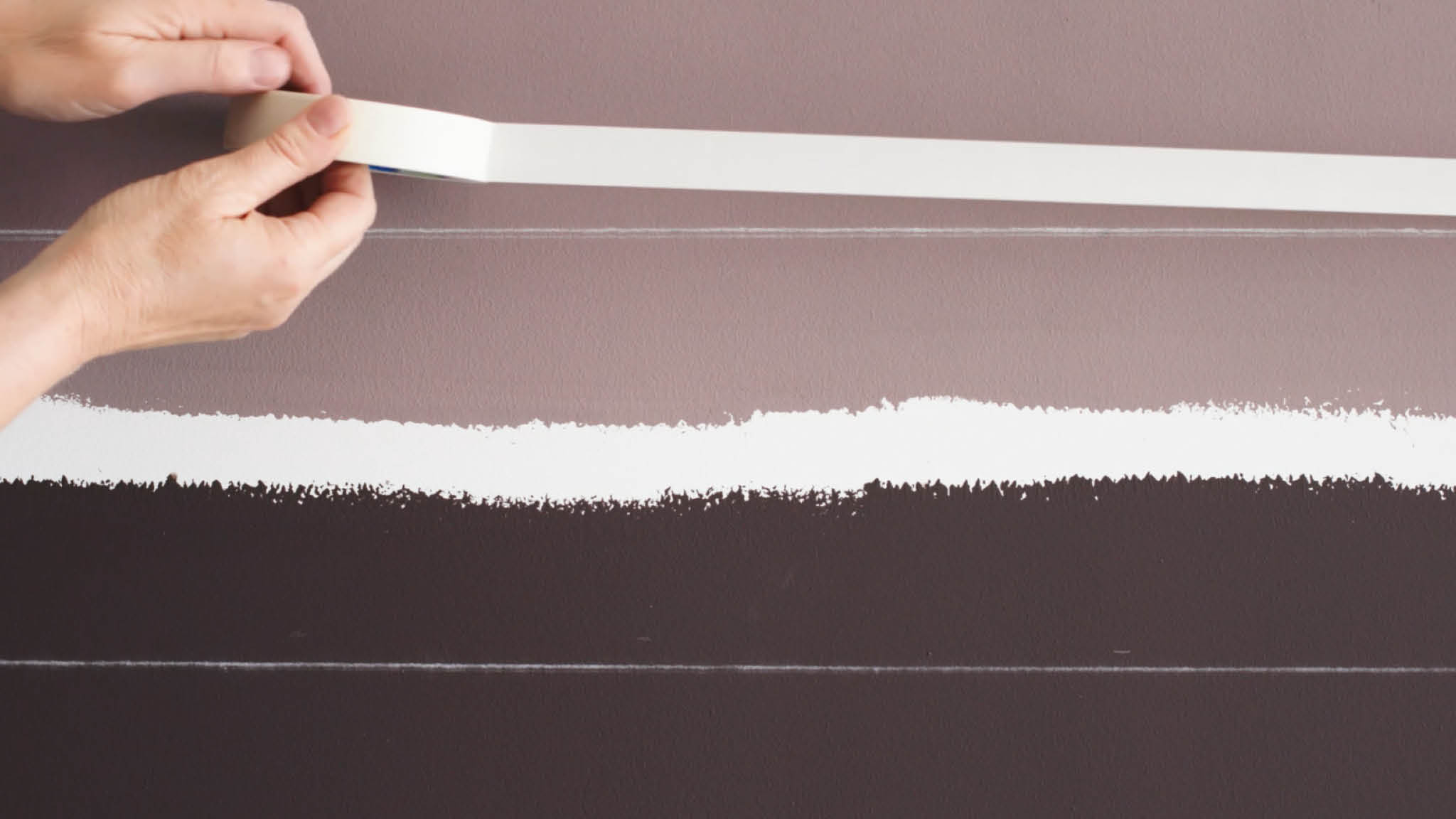 Masking tape marks the boundaries of the blurred line 沿粉筆線條貼上保護膠帶