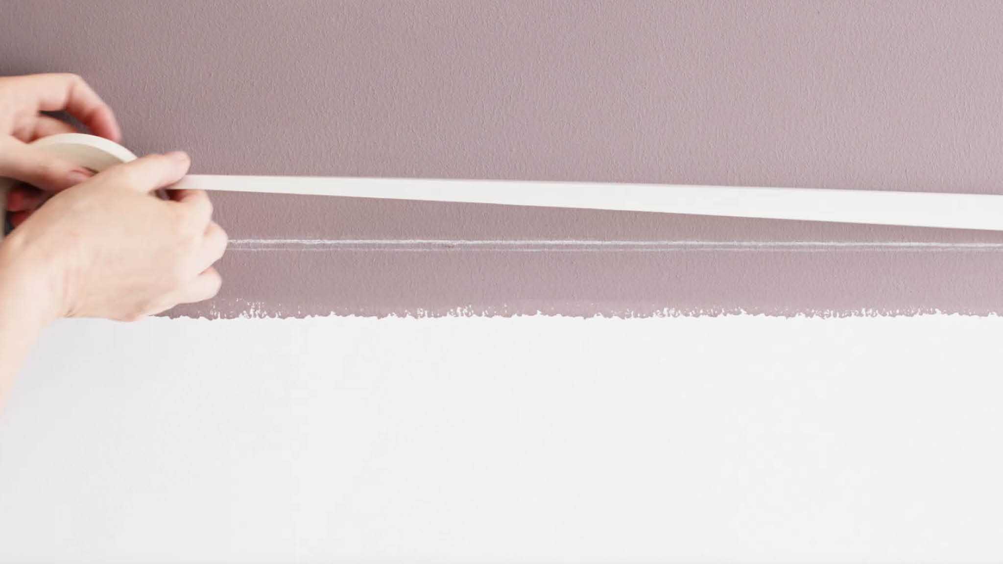 Masking tape marks the split between paint colours 待油漆乾透後,沿粉筆線條貼上保護膠帶