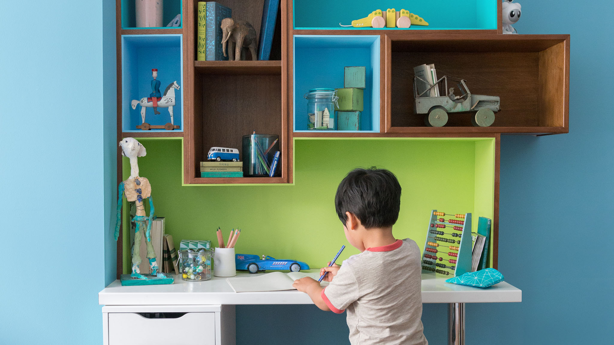 Boy’s bedroom in bright colours 巧用簡約色系,為男生睡房添賦獨特鮮明風格