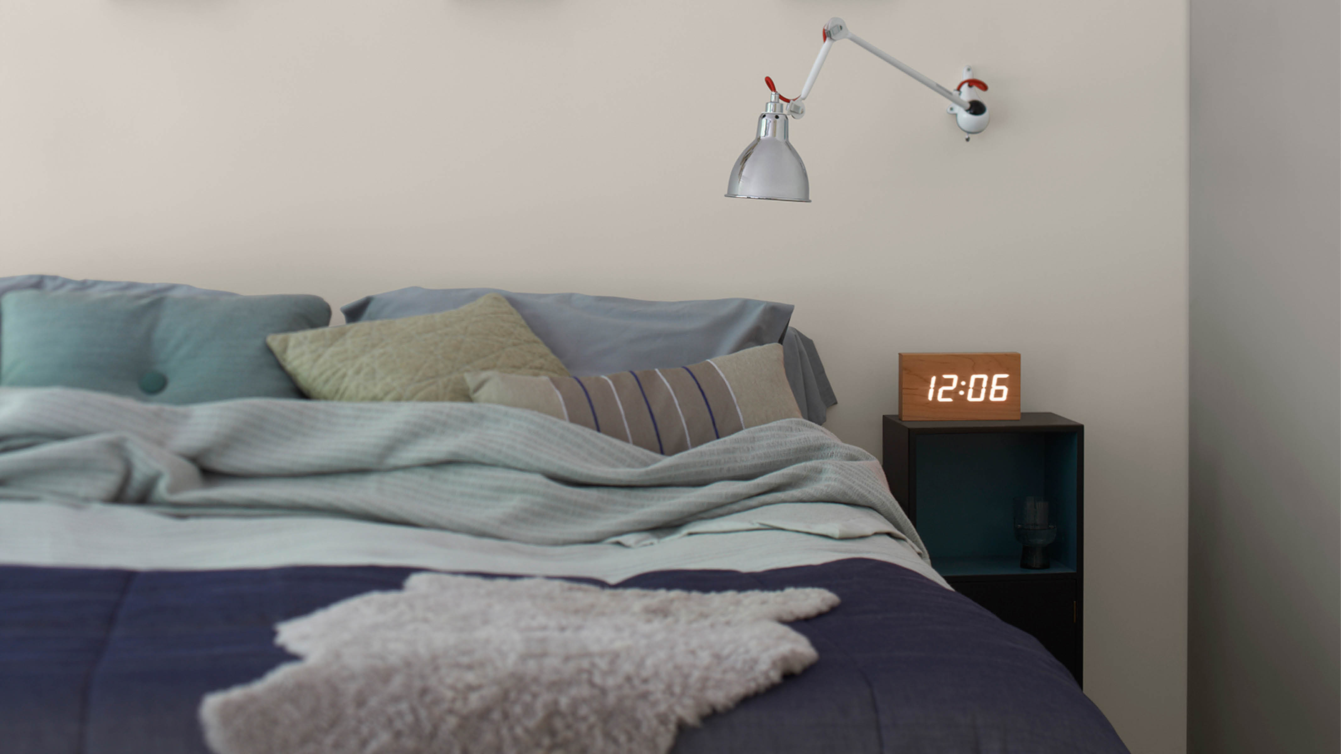 Cosy neutral bedroom 結合不同的紋理和表面質感 - 例如純棉床單、厚地毯和軟羊毛抱枕 - 可以為房間營造不同層次的舒適感。