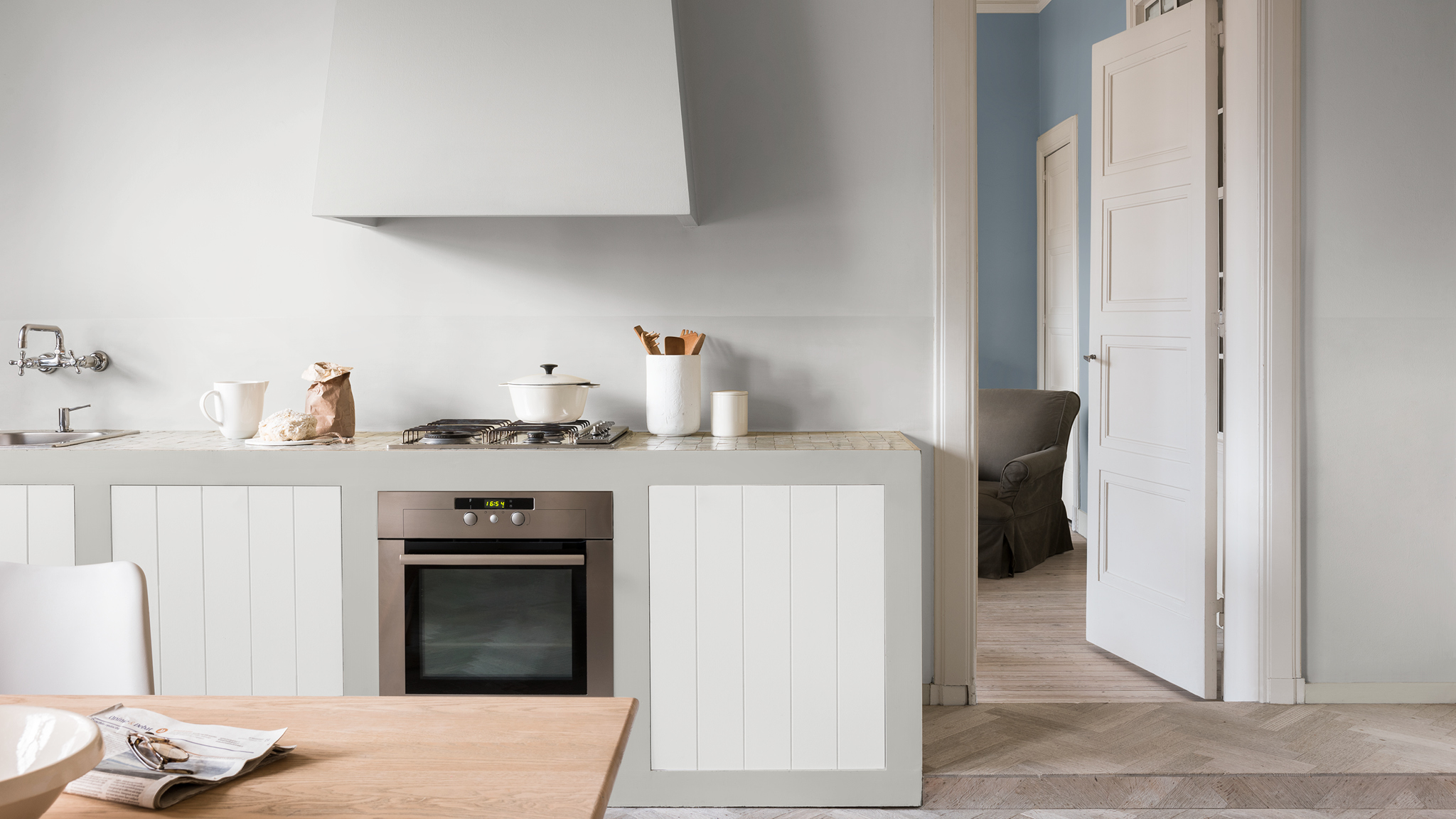 Minimal kitchen 不妨考慮在房間內,或在不同房間採用相同色調。