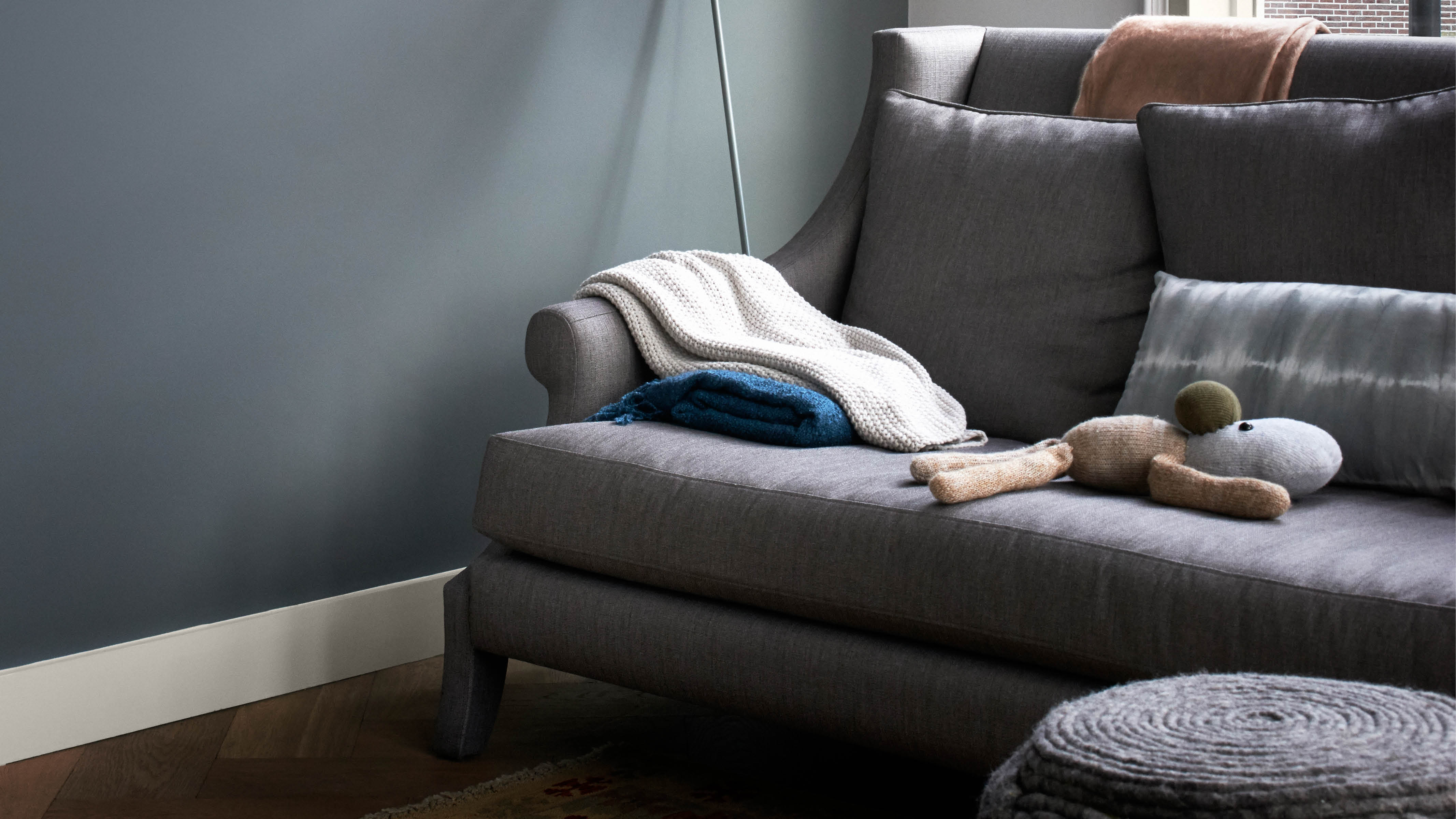 A restful grey living room 海洋綠、象牙白、鵝蛋白等色彩柔和且耐看,可營造出寧靜氛圍的環境。