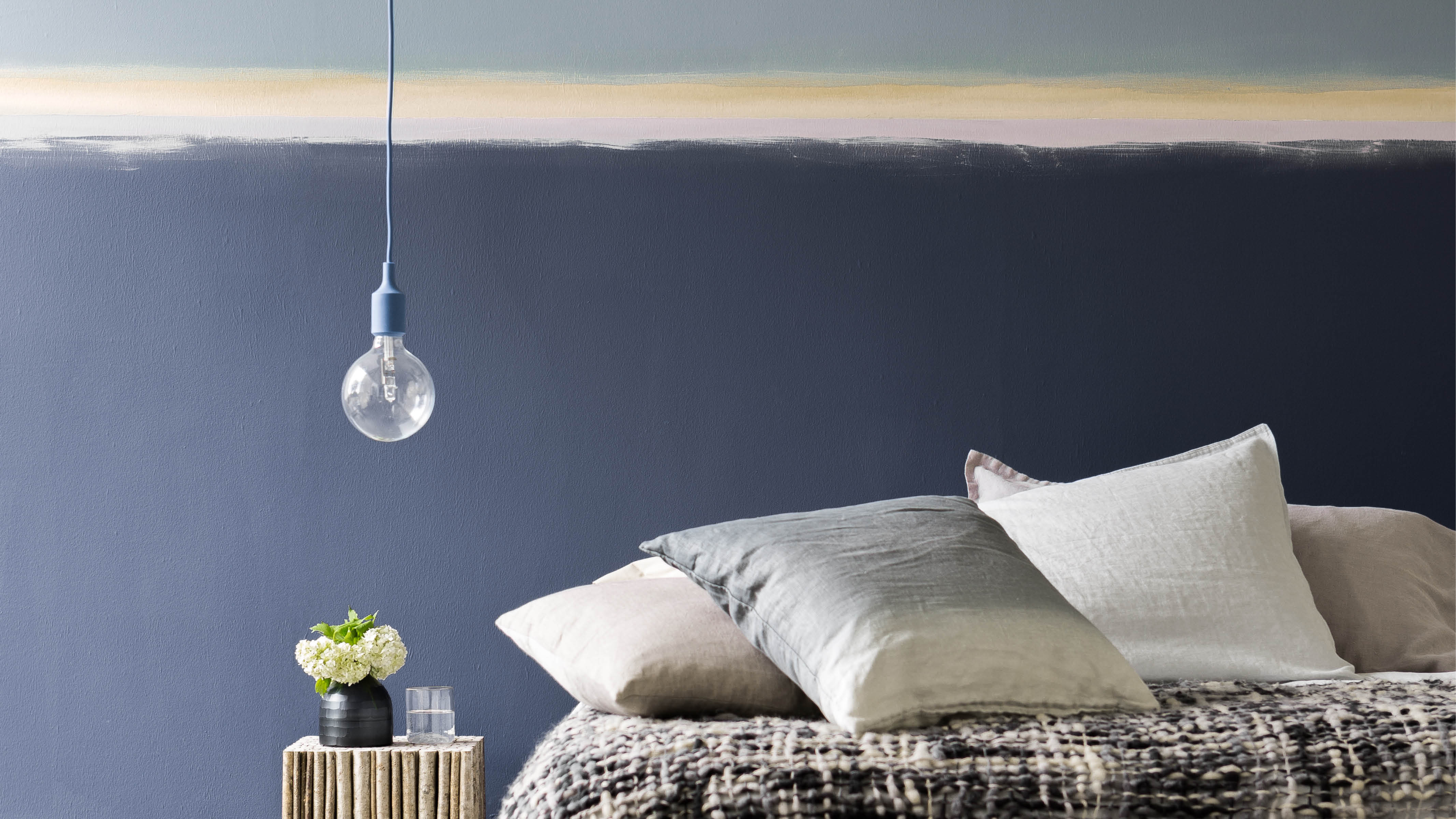 A restful guest bedroom 選用質感柔和的傢具與配件,配合簡單的中性色調,打造多用途的客房。