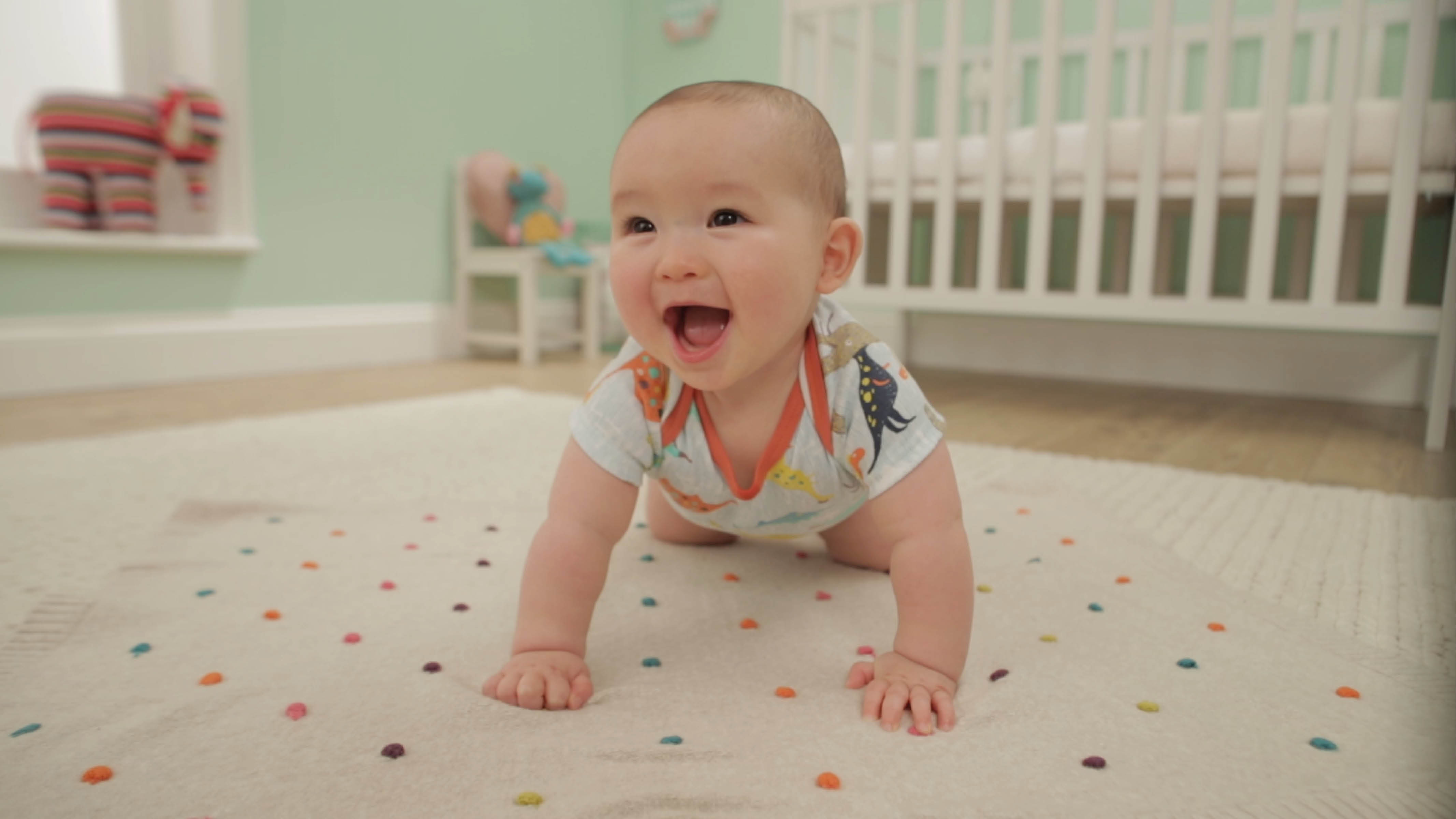 Happy baby in nursery 選用和牆面顏色匹配、舒適、耐用的地毯,再放一些柔軟的大抱枕。