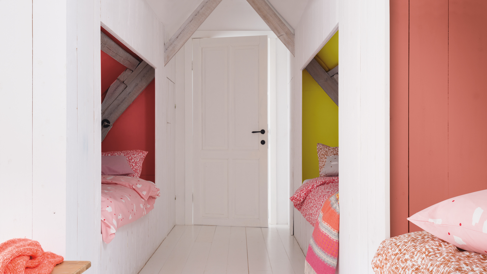 Pink alcove bedroom 以互補色填滿凹槽區,盡用規劃空間。