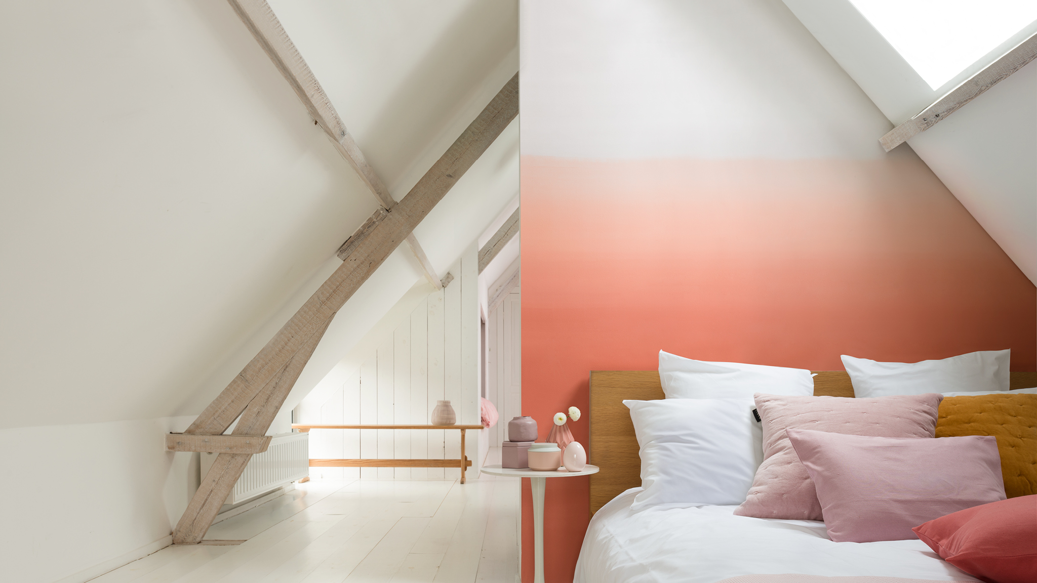 Light pink attic bedroom 在中性基調中摻雜重點色 (Accent colour),打造寧靜的工娛空間。