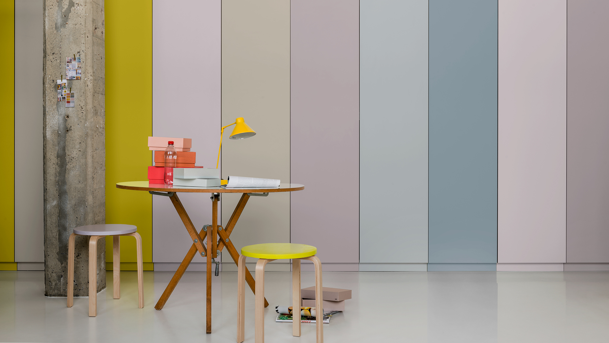 Striped feature wall 以鮮黃色與其他柔和色彩相間的條紋特色牆