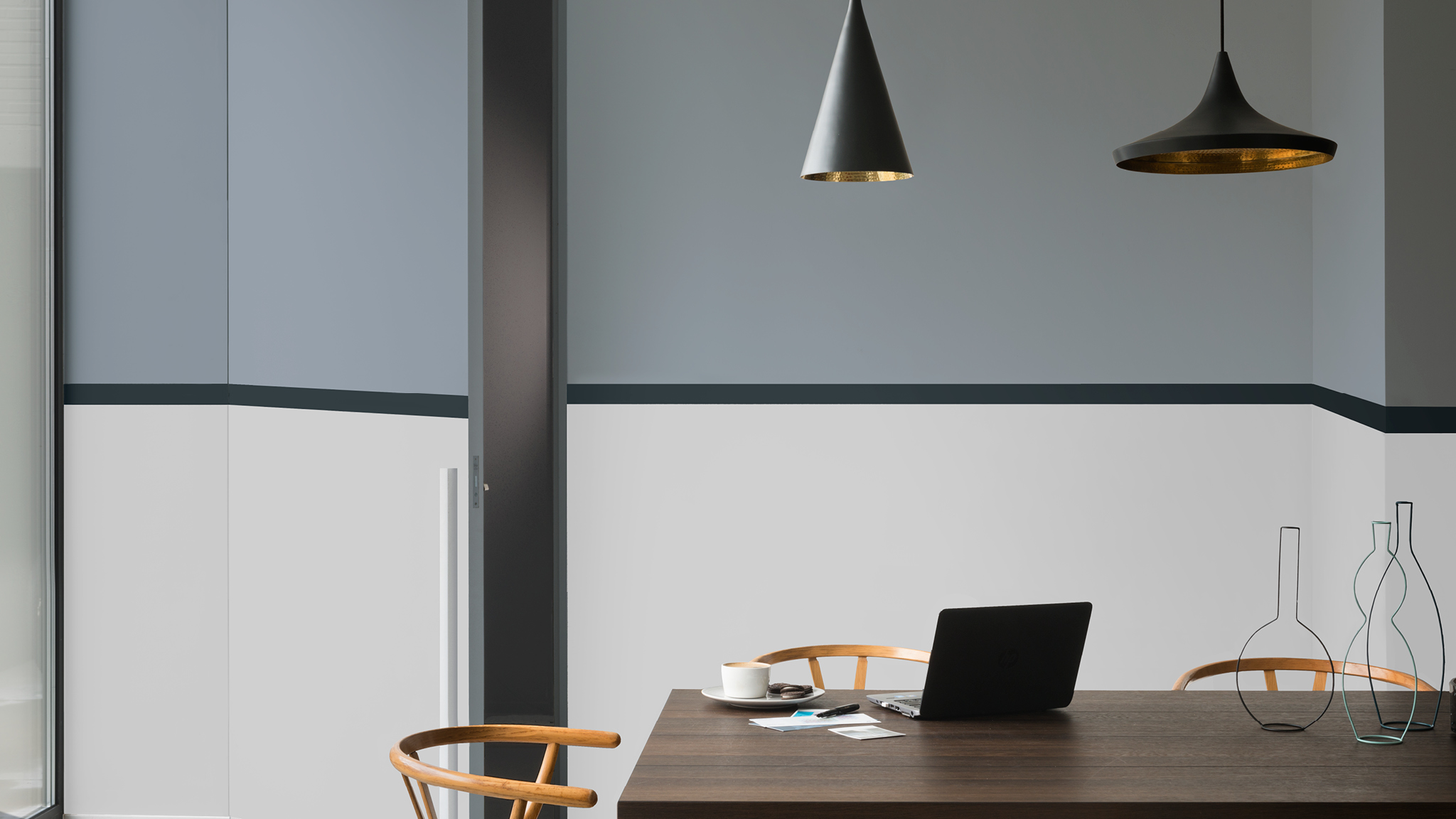 Laptop at dining table 選擇可以進餐和工作的兩用餐枱。