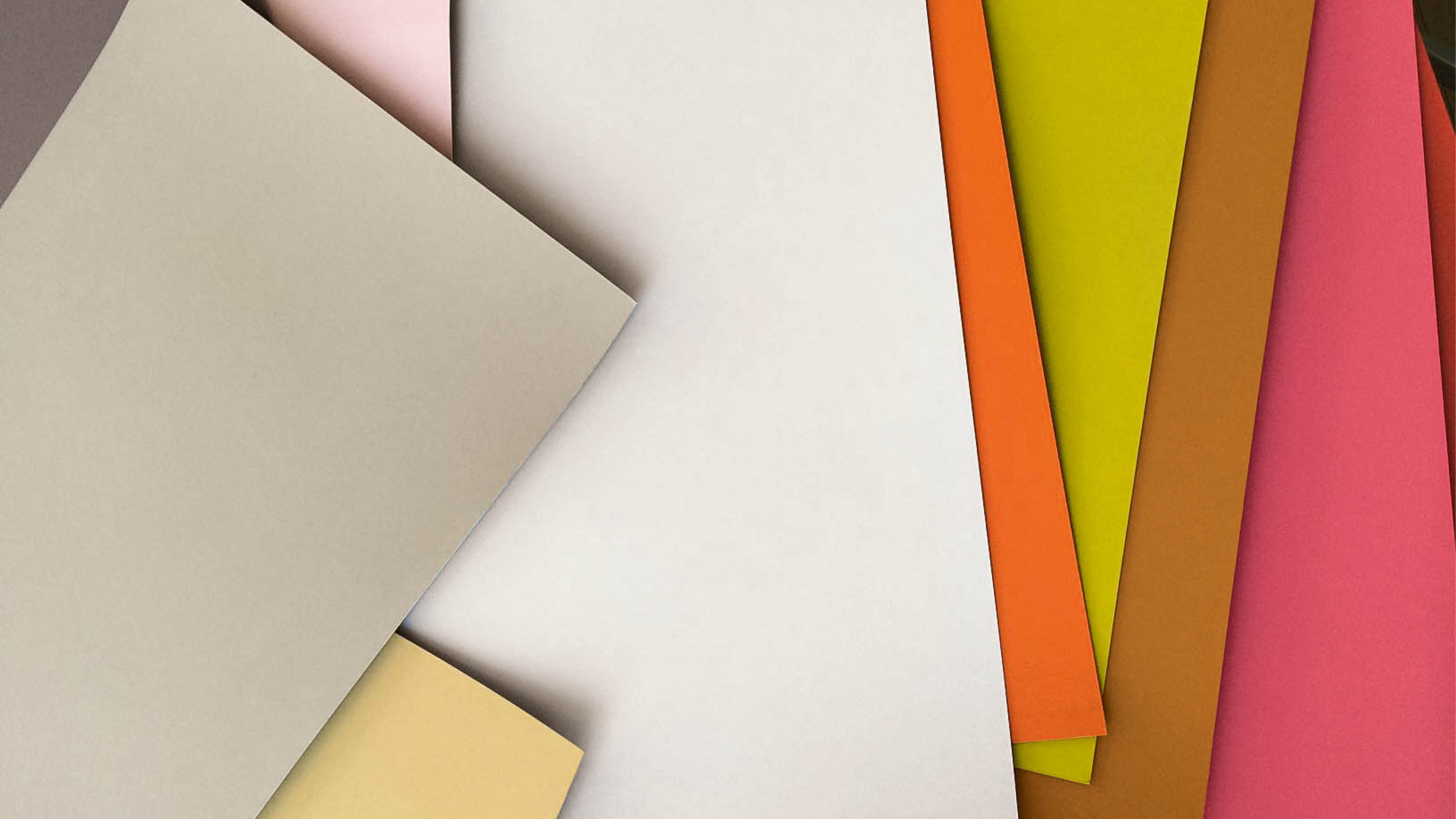 Warm colour palette 如果您的單位樓底高並且您想要營造出更舒適的感覺,您可以選用最溫暖的顏色,例如紫紅色、深紫色或橙色。