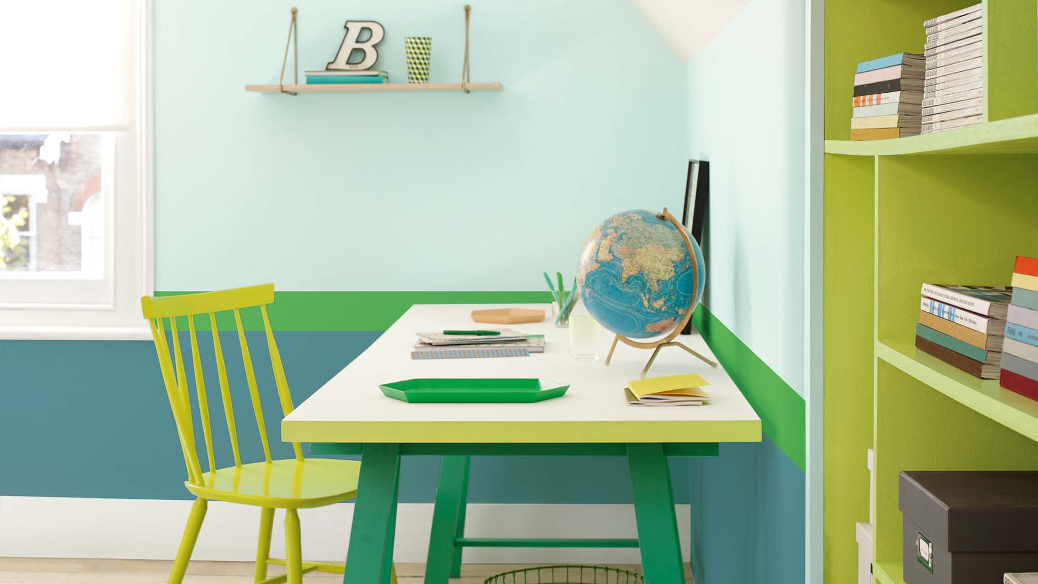 Child’s study with green stripes Create a study corner in your child’s bedroom with green stripes