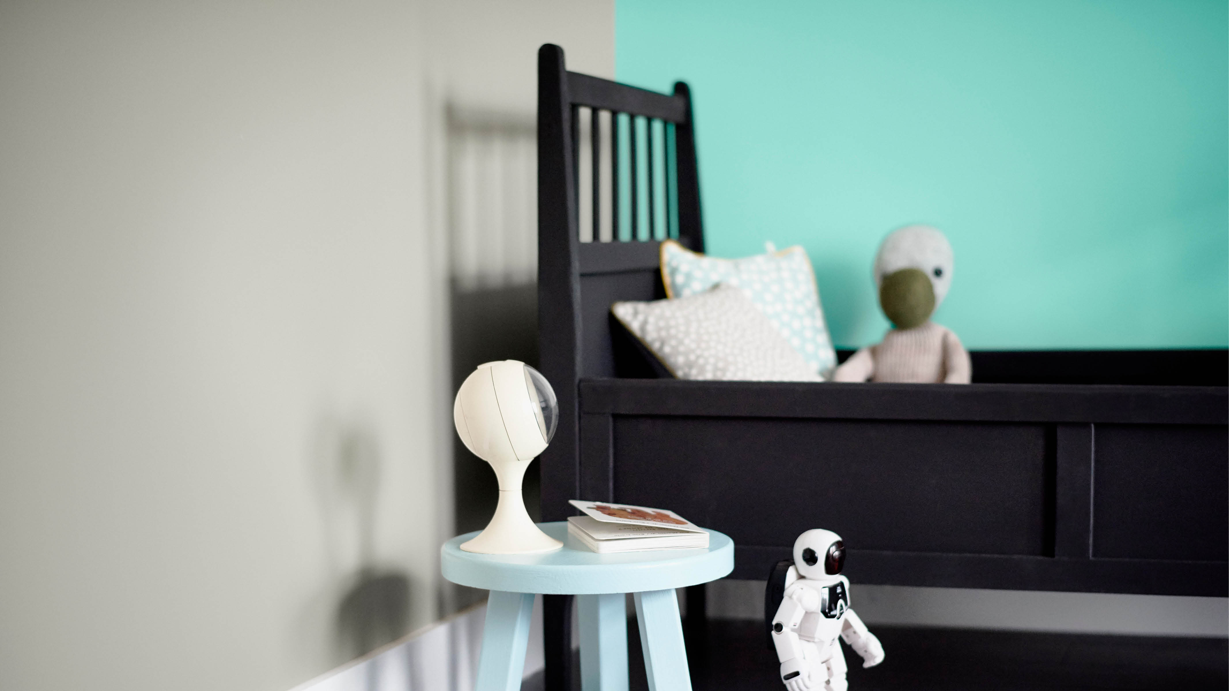 Urban bedroom scheme 讓動感和活力的水藍色配搭溫暖的暗綠色,營造都會時尚感。