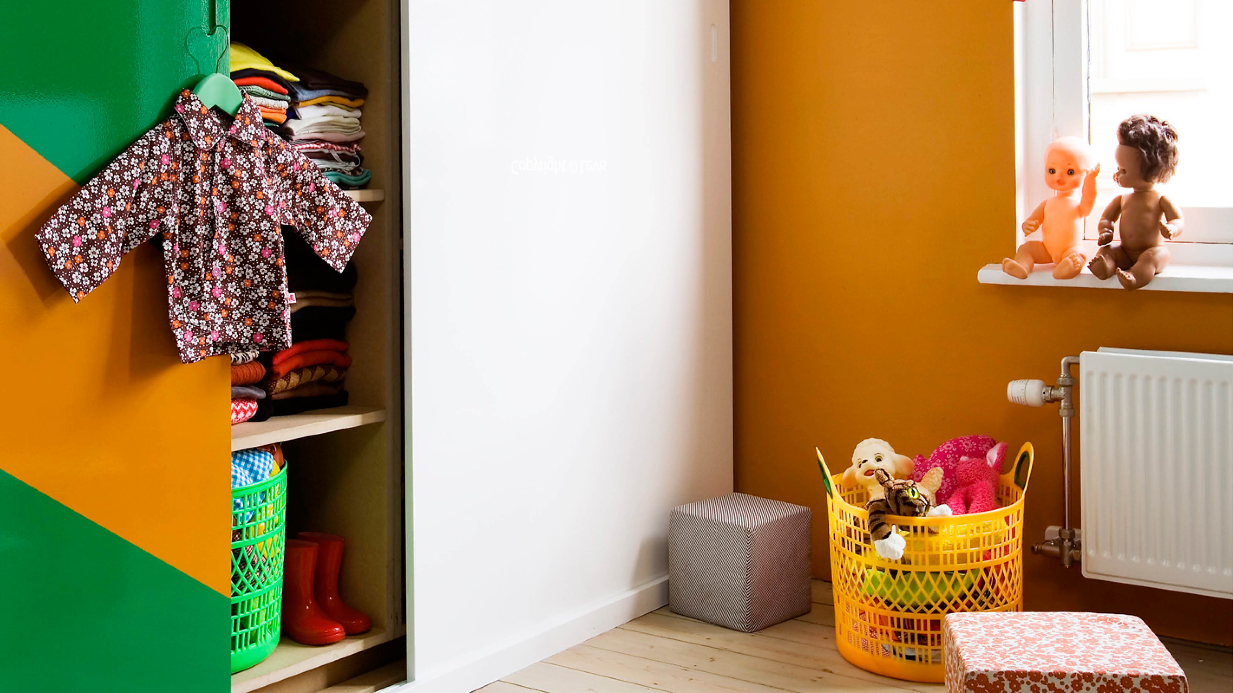 Nursery storage ideas 要做到外觀一致,就要將儲物架和櫃子髹上配襯寶寶專用區的顏色。如果想減輕清潔污漬的負擔,可選用耐洗刷的油漆。