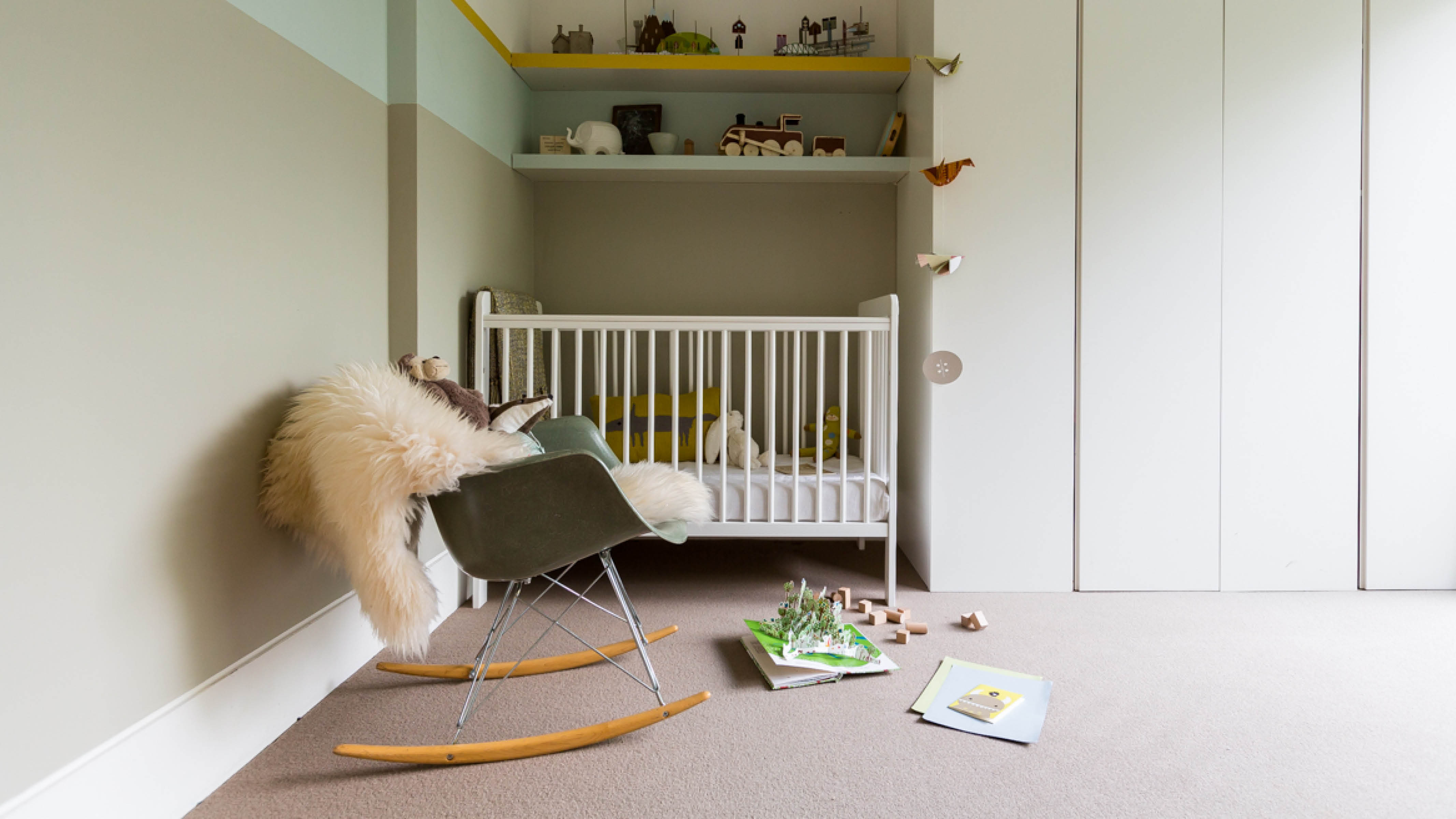 Nursery with yellow accents 選用中性的色調時,請掌握簡單法則:重點就是營造美觀、中性的底色,在寶寶出生後,就可用柔軟的飾品和其他配件裝飾配搭。