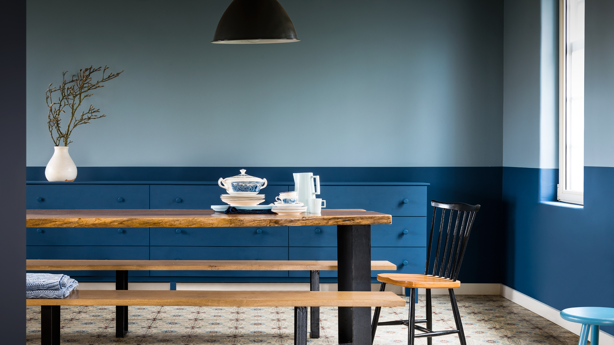 Blue dining room 2017 年度色彩牛仔灰藍 (Denim Drift) 與其他藍調及自然木色非常相襯。