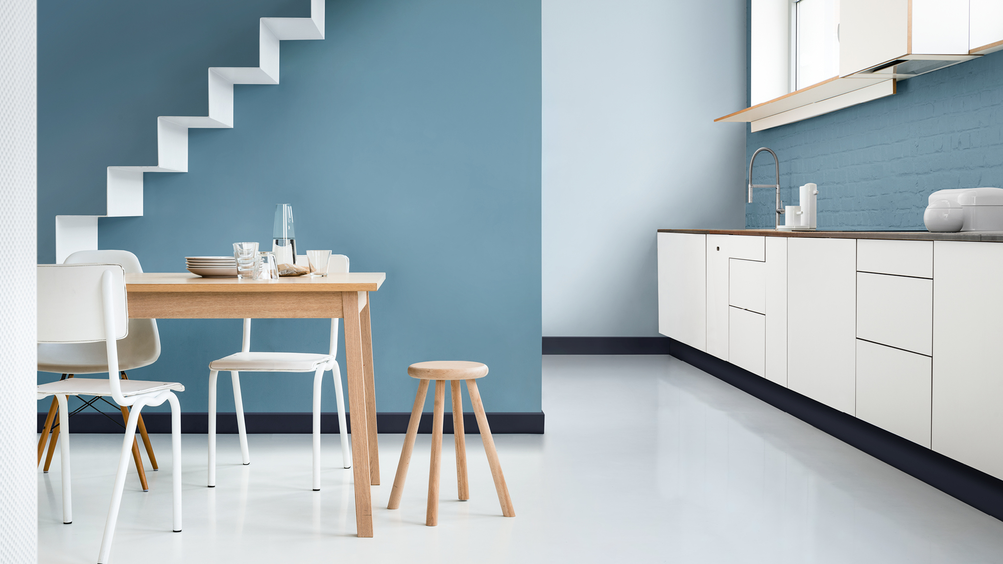 Bold blue kitchen 2017 年度色彩牛仔灰藍 (Denim Drift) 在廚房設計時與其他藍調格外相襯。