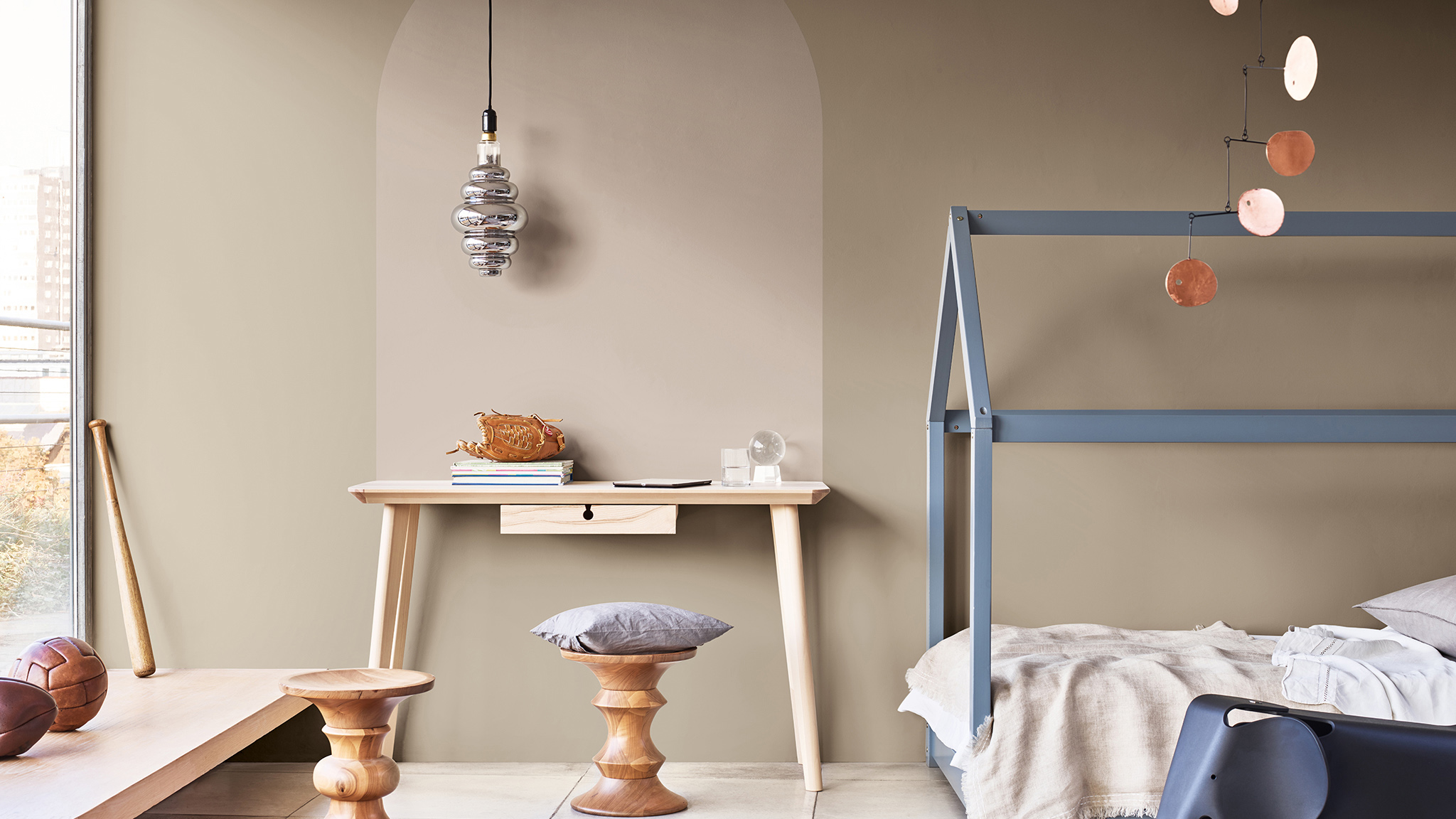 兒童床旁書桌上方的彩繪拱門 Dulux_CF21_how-to_arch_child’s bedroom_Global_1