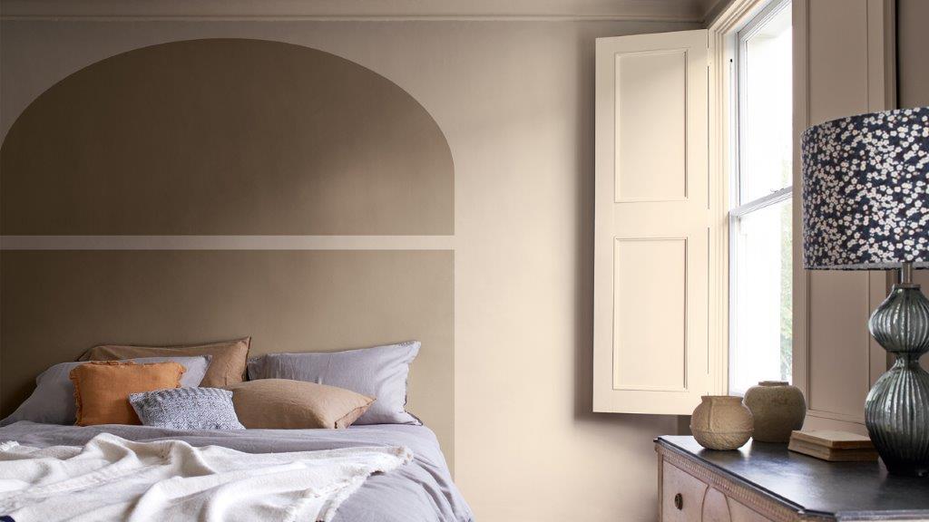 在有附遮板窗戶的房間床鋪後方塗刷分割式拱門 Dulux_CF21_how-to_arch_bedroom_Global_3
