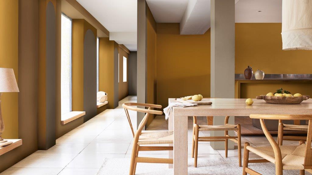 開放式餐廳,左側有木製餐桌和高大的窗戶 Dulux_CF21_how-to_arch_dining room with windows_Global_5