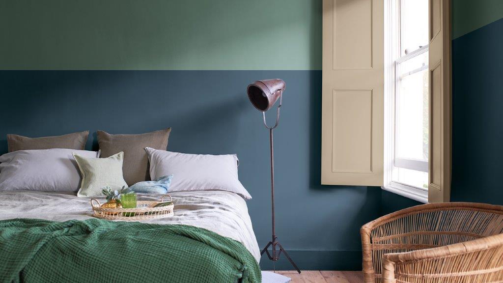 睡房以深藍和灰綠雙色調塗刷分隔牆身 Dulux_CF21_Colour_of_the_year_Earth_colors_global_1