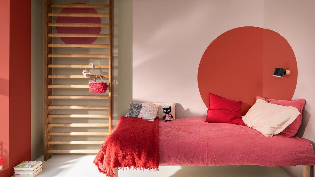 在柔和的粉紅色牆壁上塗刷紅色圓圈,配搭中性色調 Dulux_CF21_Colour_of_the_year_Expressive_colors_global_1