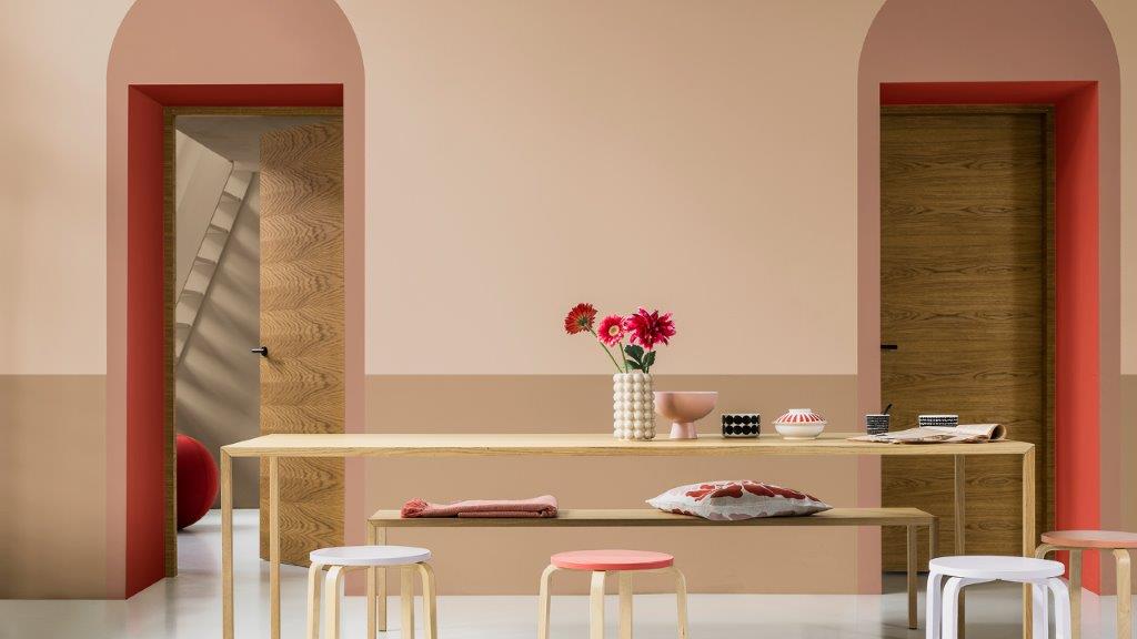 有餐桌和凳子的廚房,壁上門廊塗刷拱門造型 Dulux_CF21_Color_of_2021_Expressive_colors_global_3