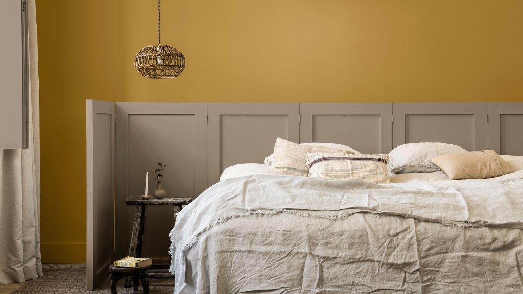 以金黃色和 Brave Ground 塗刷睡房牆壁,配搭床後屏風 Dulux_CF21_ Colour_of_the_year_Timeless_colors_global_2