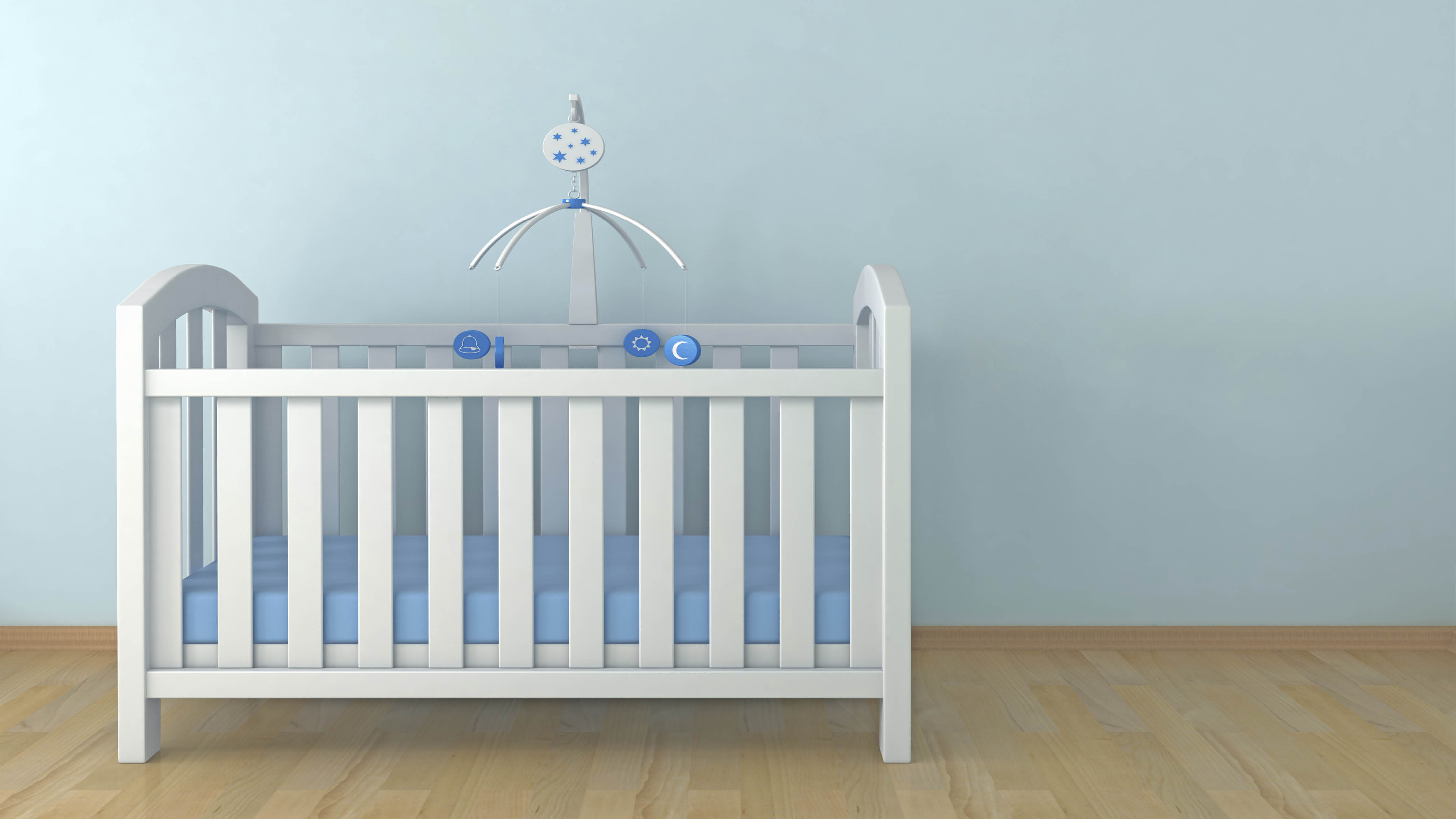 A pale blue nursery 藍色使身體平靜,甚至可以降低血壓。這對疲於調整寶寶睡眠模式的父母來說是天大的好消息。