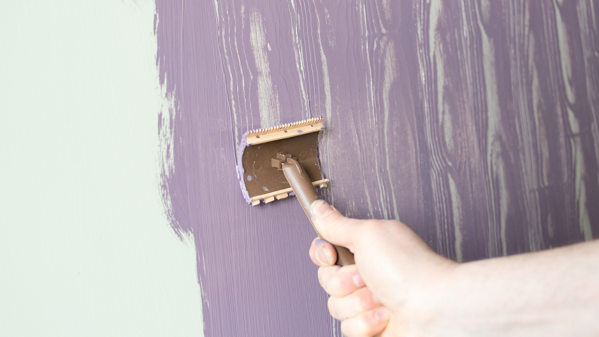 Creating a wood grain effect The wood-graining rocker can be used to capture wood textures with any combination of natural colours.