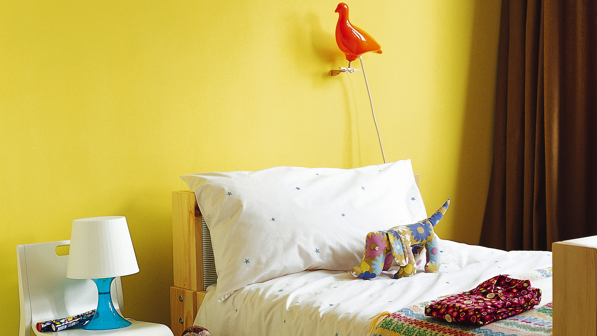 Kid’s bedroom in yellow 在兒童睡房中試用黃色牆身設計,營造陽光暖心氛圍