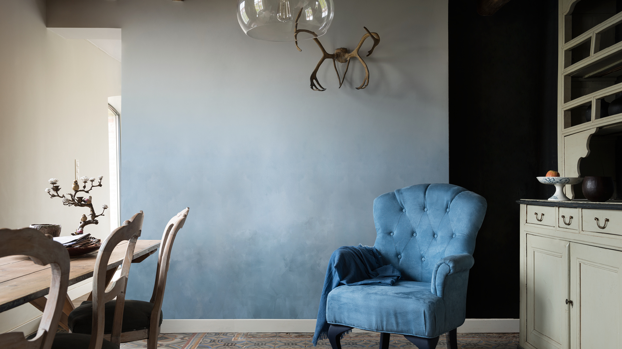 Faded blue room and armchair Try shading a wall darker to lighter tones from a palette – working from dark grounding tones to lighter ones.