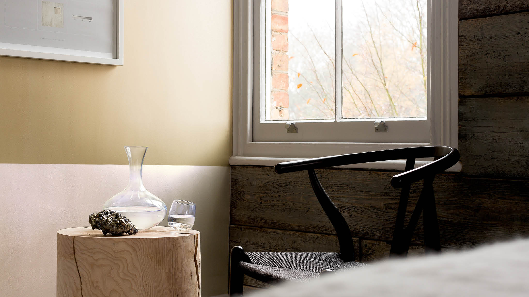 Gold and pale pink bedroom If cool, Scandi style is your thing, then you can’t go wrong by pairing gold with a cool-but-pretty neutral, like pale pink.