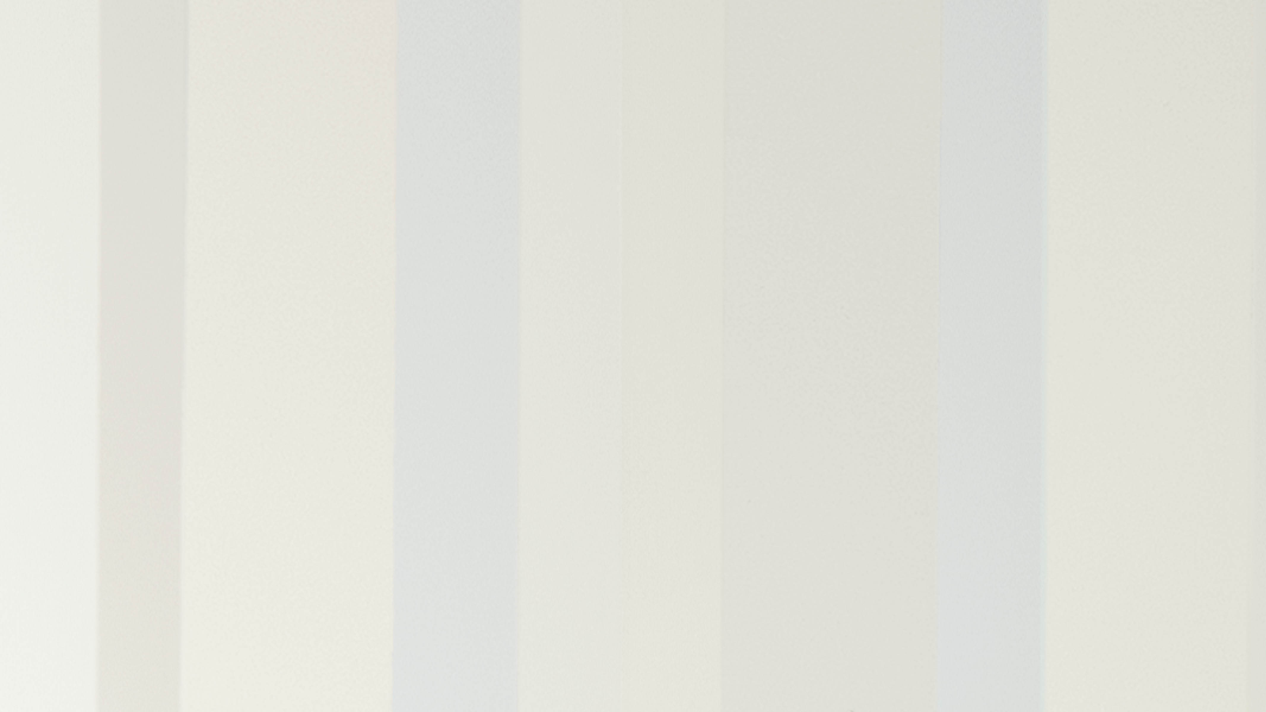 Painted stripes on wall 嬰兒床旁邊設計直條粗紋花樣看起來非常時尚,特別是中性暖色系或粉色系色調條紋。