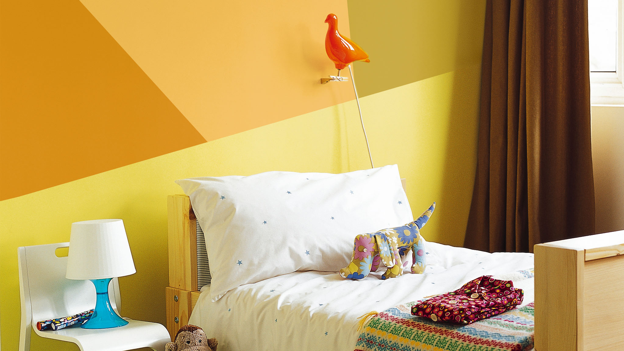 Colourful geometric shapes on walls 為小朋友的睡房牆身髹畫彩色幾何圖案。
