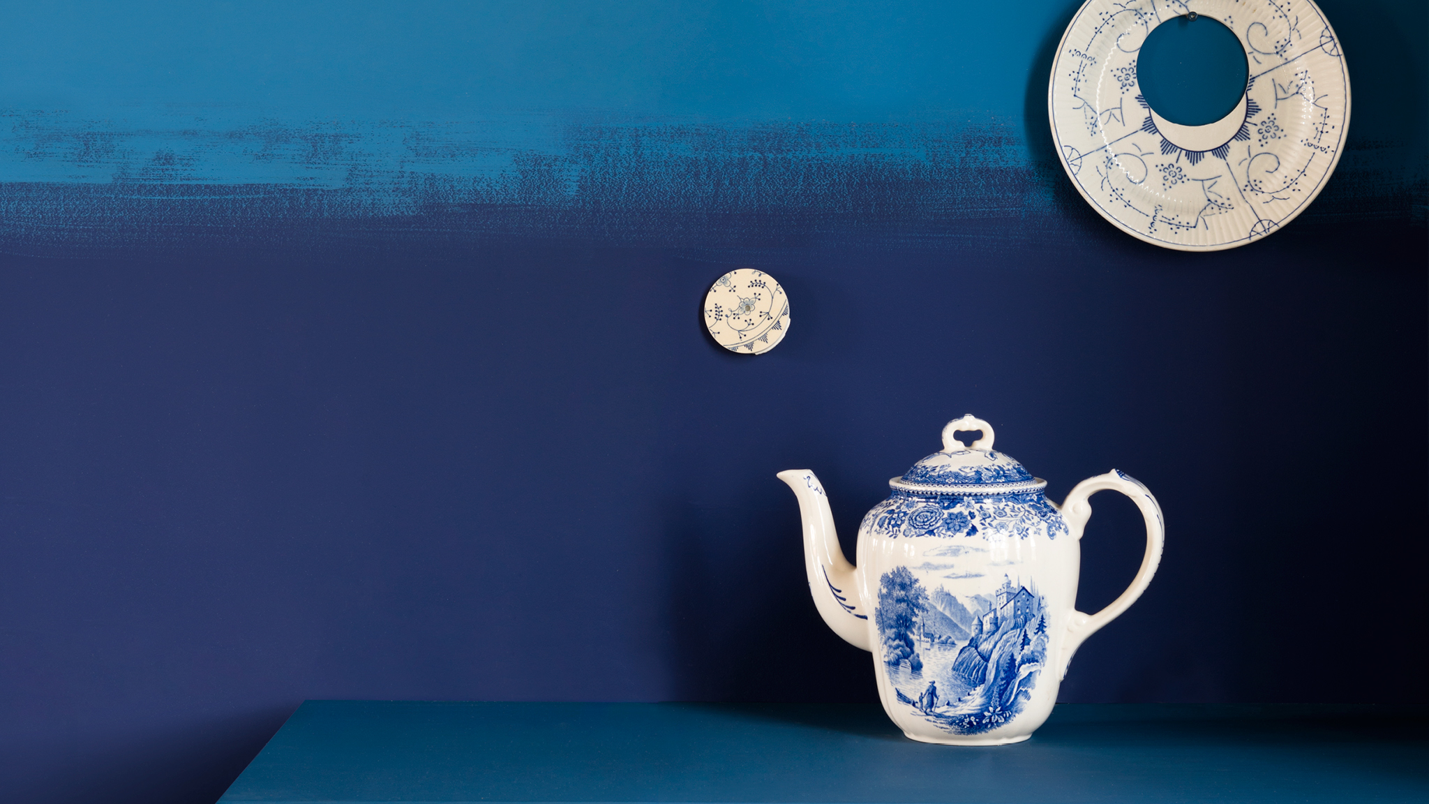 Rough horizontal blues Try a bold statement wall with different shades of one colour in rough, dramatic lines.