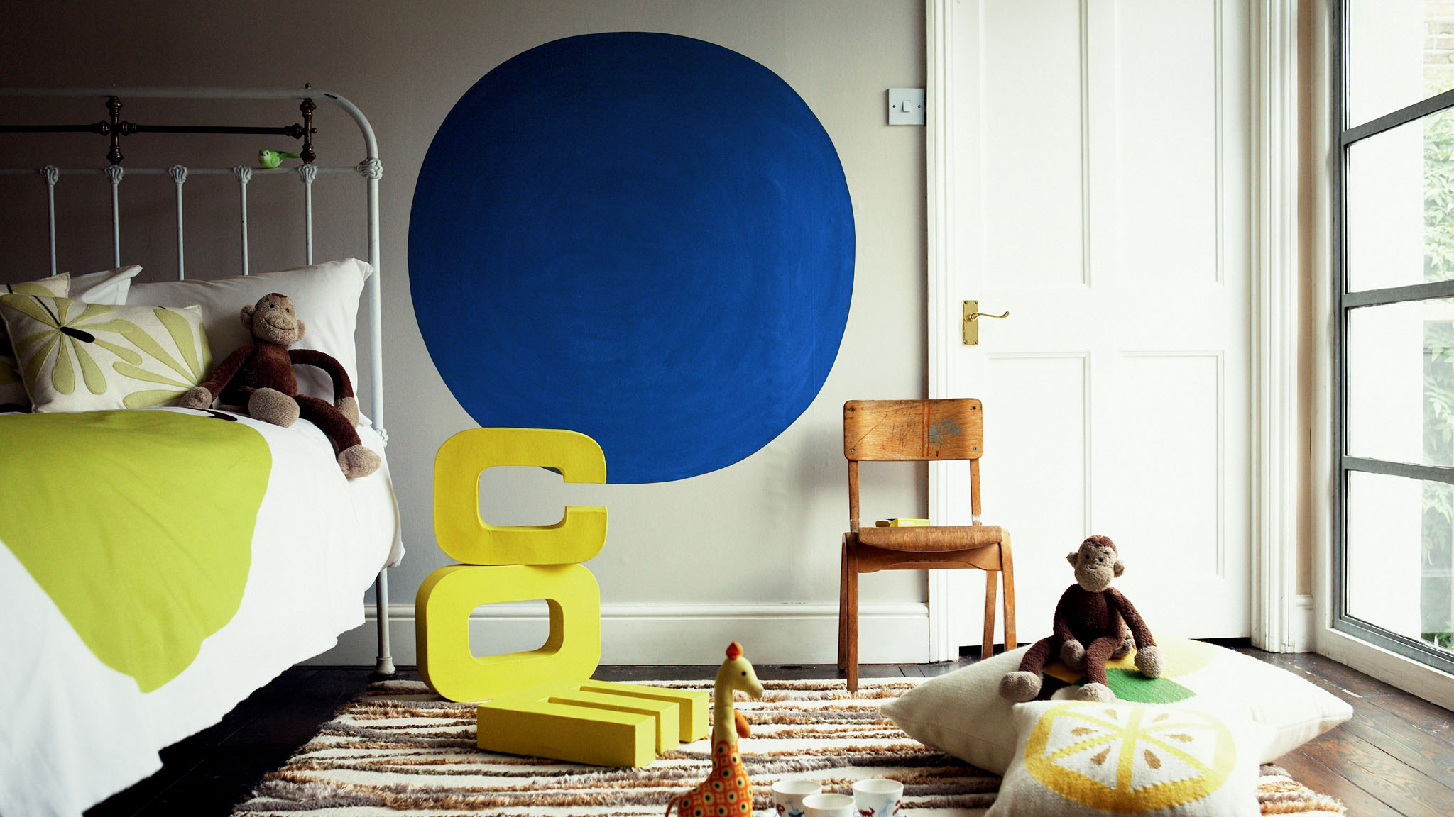 Blue circle on bedroom wall 巧用型格圓形圖案為兒童睡房添賦時尚氣派