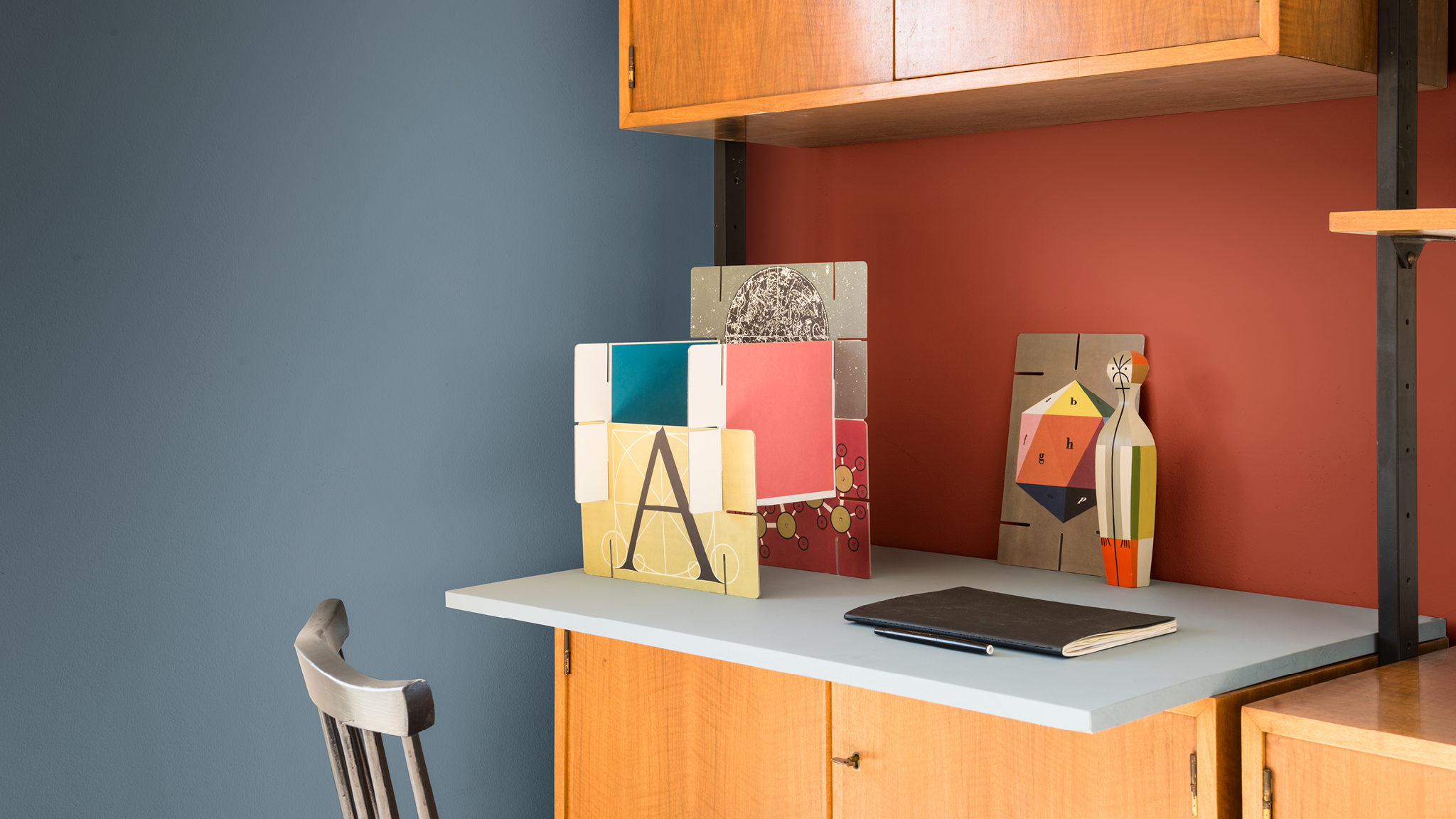 Wooden home workspace Create a workspace integrated into a sideboard.
