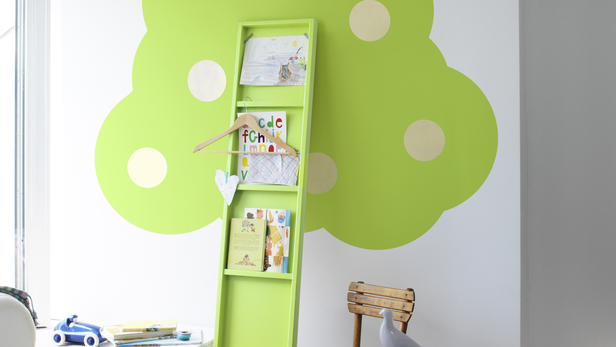 A green tree using circles 巧用圓形圖案為兒童睡房牆身畫上大樹一棵